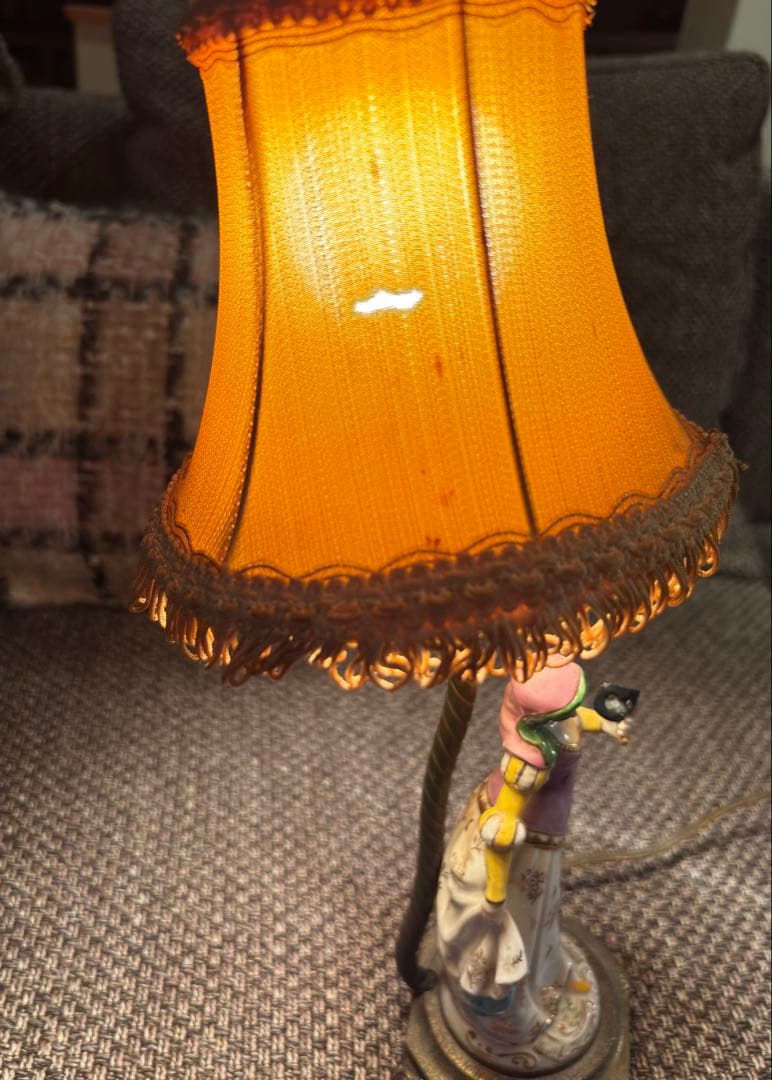 女性像の陶器ランプ　アンティークランプ