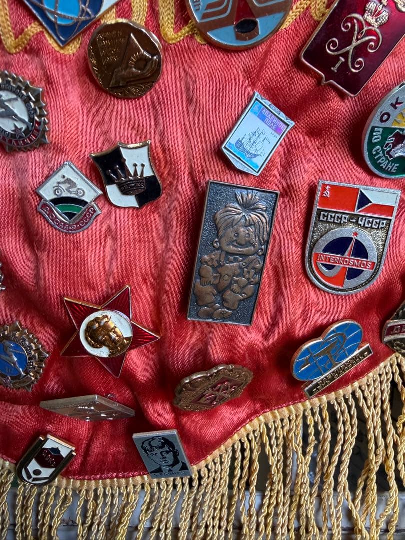 レーニン肖像画付き　バッチ　ロシア　希少品