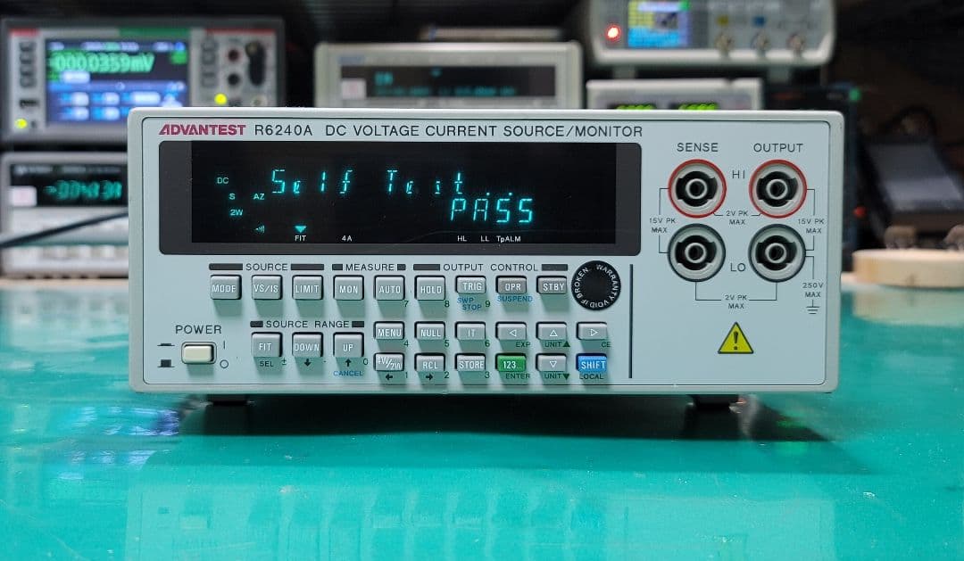 精密直流 電圧/電流発生器 ADVANTEST R6240A 0V-15V 4A