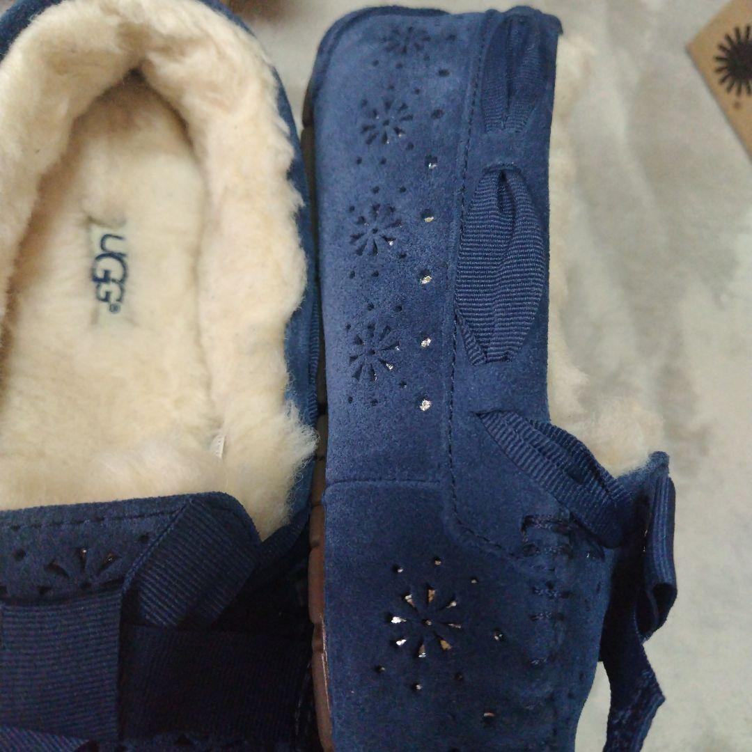 新品同様　UGG　アグ　リボン モカシン　24　サイズ7 スエード ネイビー