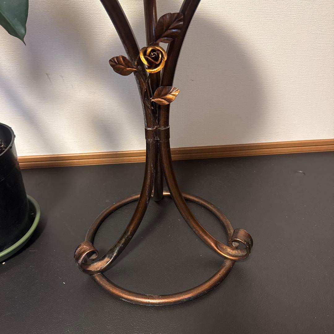 アンティーク　大理石天板の装飾的サイドテーブル