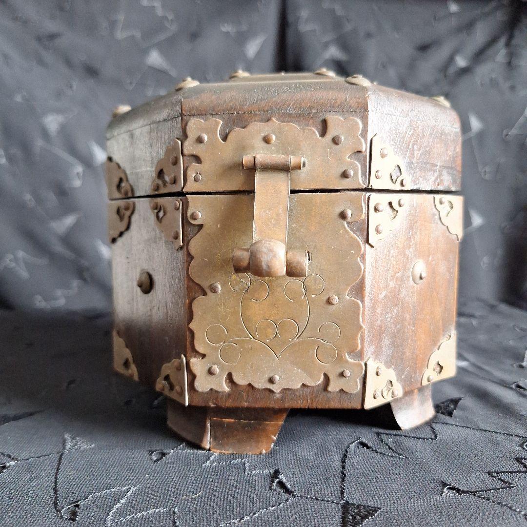 韓国　李朝家具　アンティーク　八角形ボックス 木製に金属の装飾　関貫つき