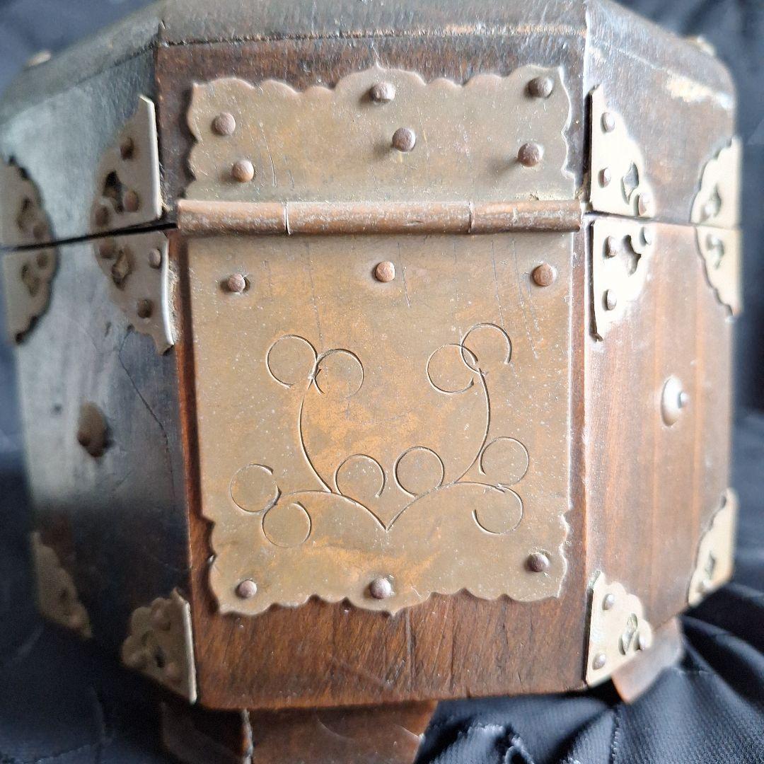 韓国　李朝家具　アンティーク　八角形ボックス 木製に金属の装飾　関貫つき