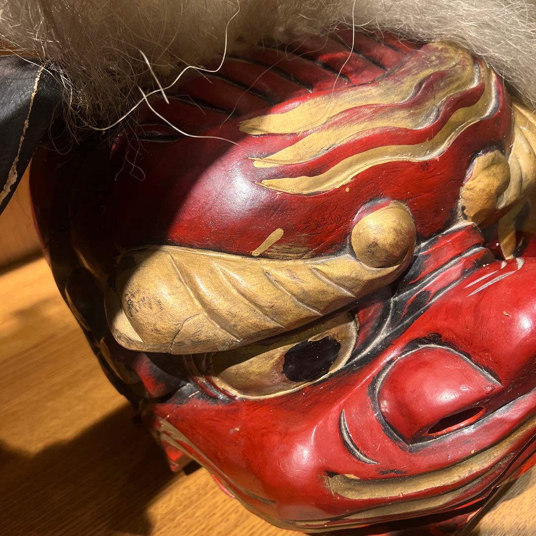 伝統的な赤い木製面 獅子頭