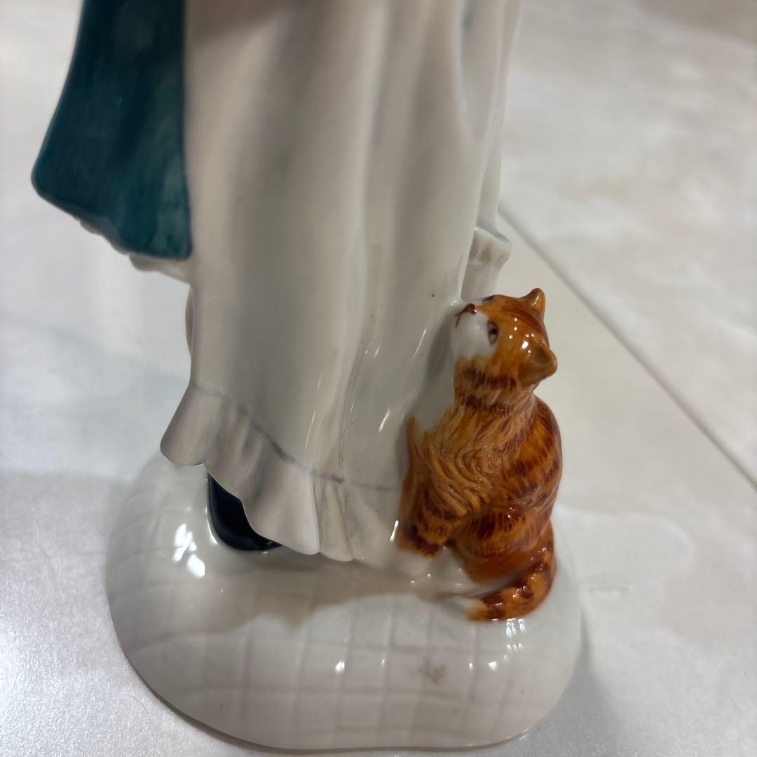 RoyaI DouIton ロイヤルドルトン少女と猫の陶器製置物 約20cm
