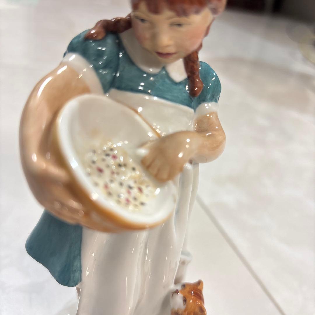 RoyaI DouIton ロイヤルドルトン少女と猫の陶器製置物 約20cm
