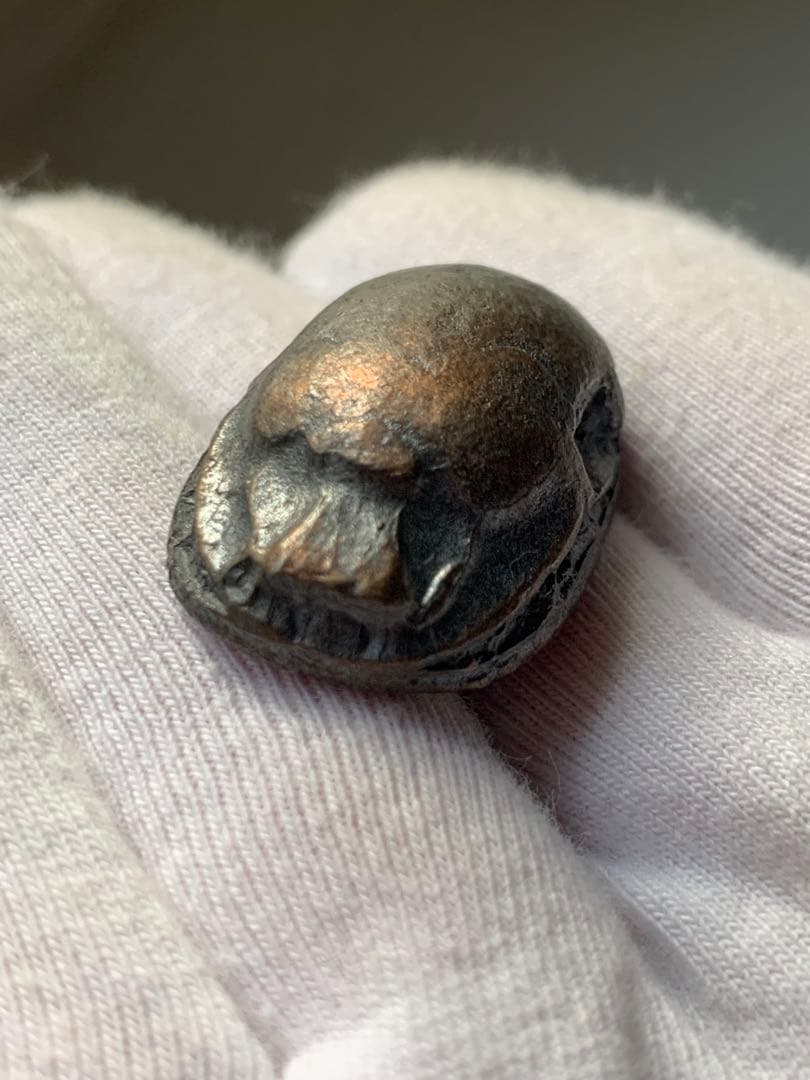 古代エジプト　副葬品　銅製スカラベ　ファイアン　ガンダーラ　ウシャブティ　出土