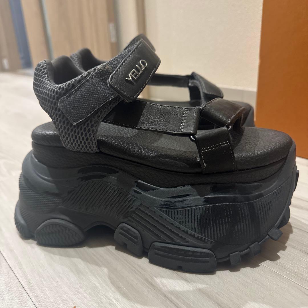 YELLO 厚底サンダル