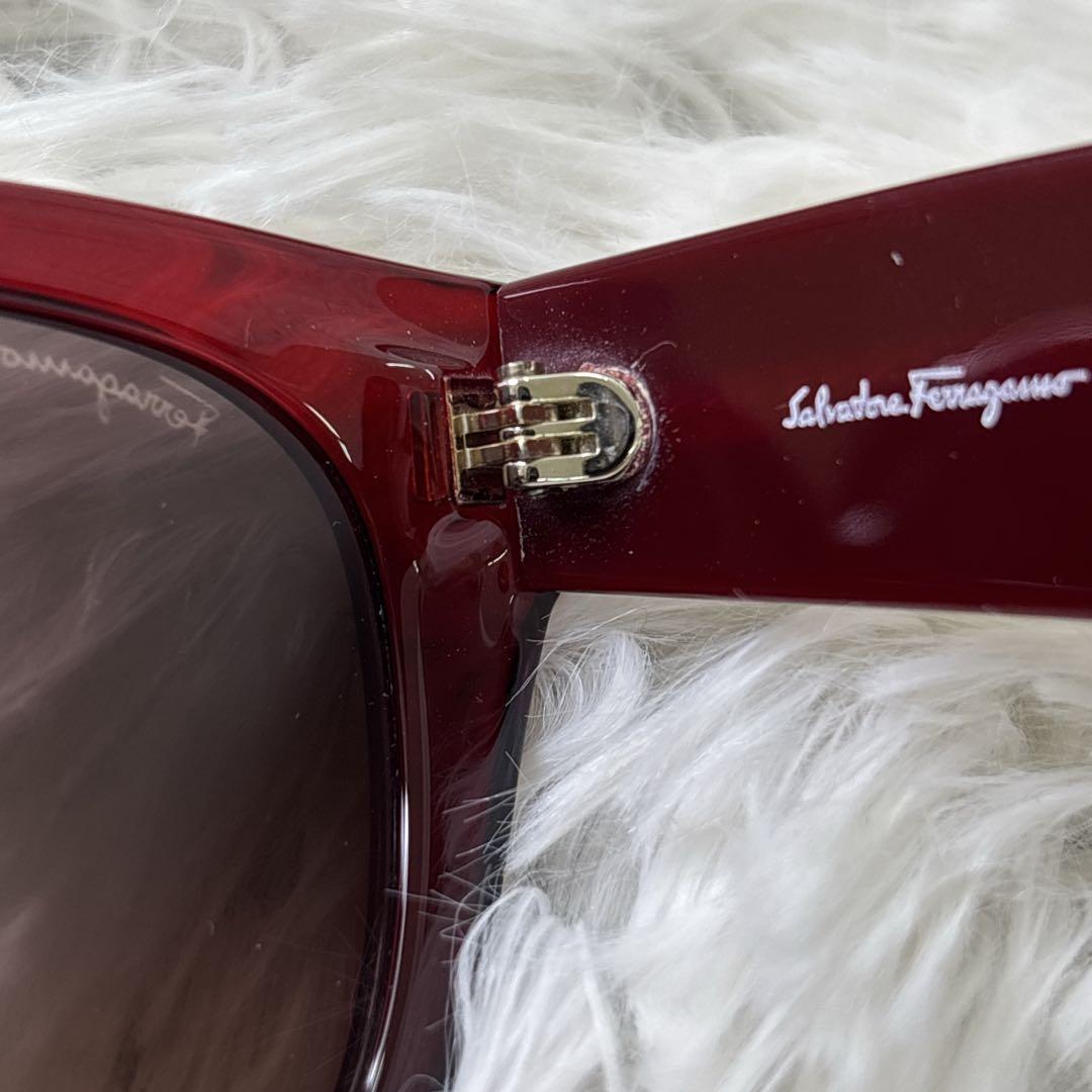 未使用品　Ferragamo レッド キャットアイ サングラス　レディース