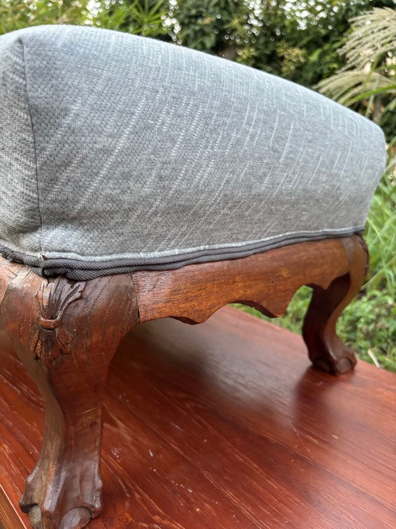 アンティーク　グレーのオットマン・スツール　カブリオールレッグ　クロウ&ボール