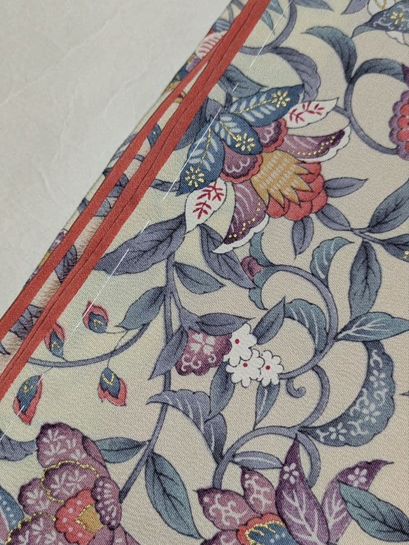 【新品未使用】正絹 花柄 小紋 着物 クリーム色 広衿 袷 しつけ糸付き