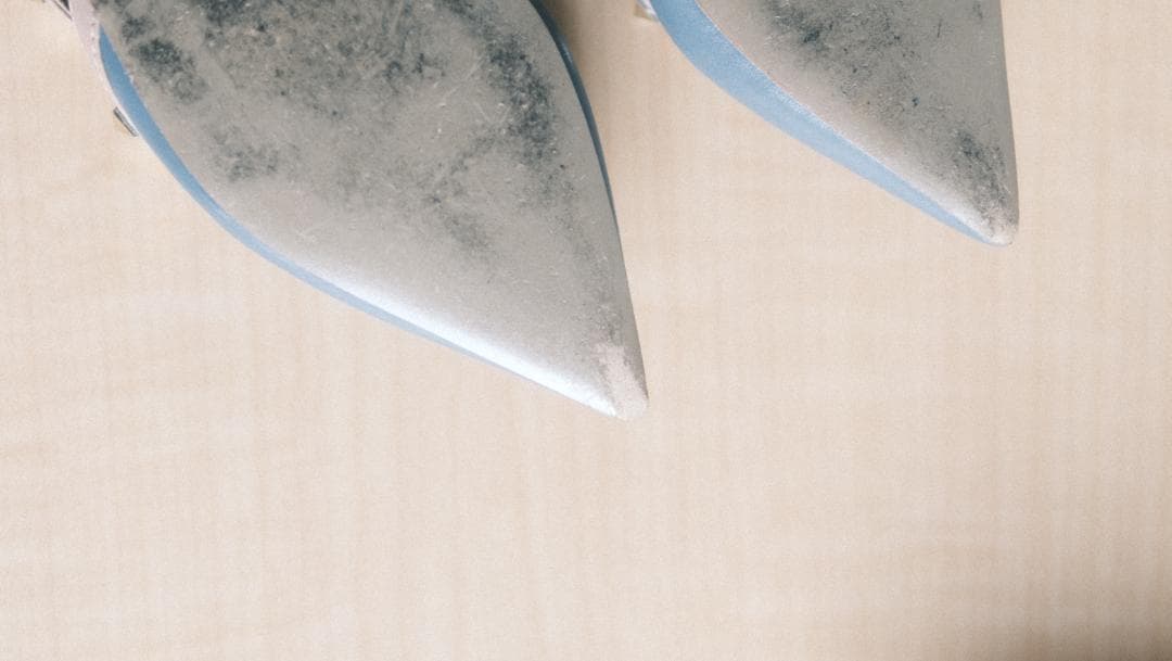 ヴァレンティノ ブ​​ルー/ベージュ レザー ロックスタッズ フラット ミュール