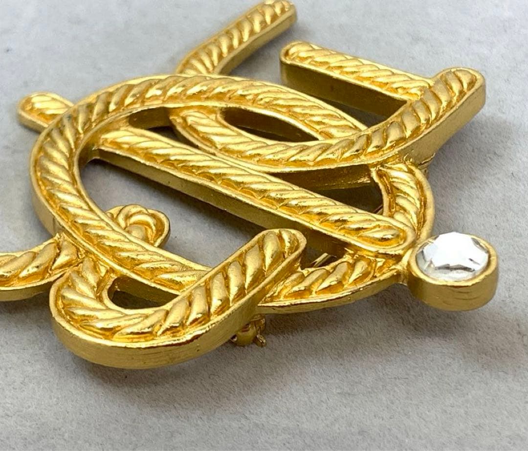 DIOR ディオール ブローチ ストーン アクセサリー ロゴ エンブレム