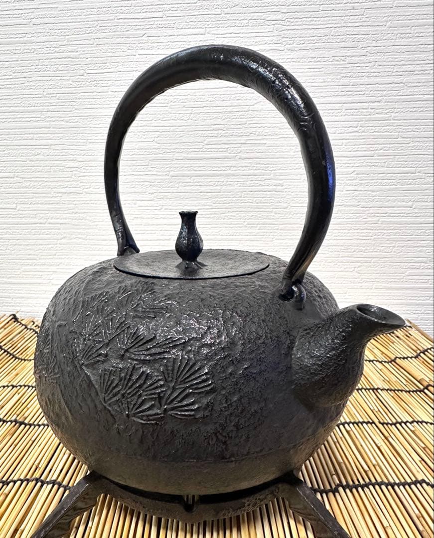 未使用品　付属品付　南部喜州 (及川 喜徳)造　鍛治打袋鉉　１５型　南部鉄瓶