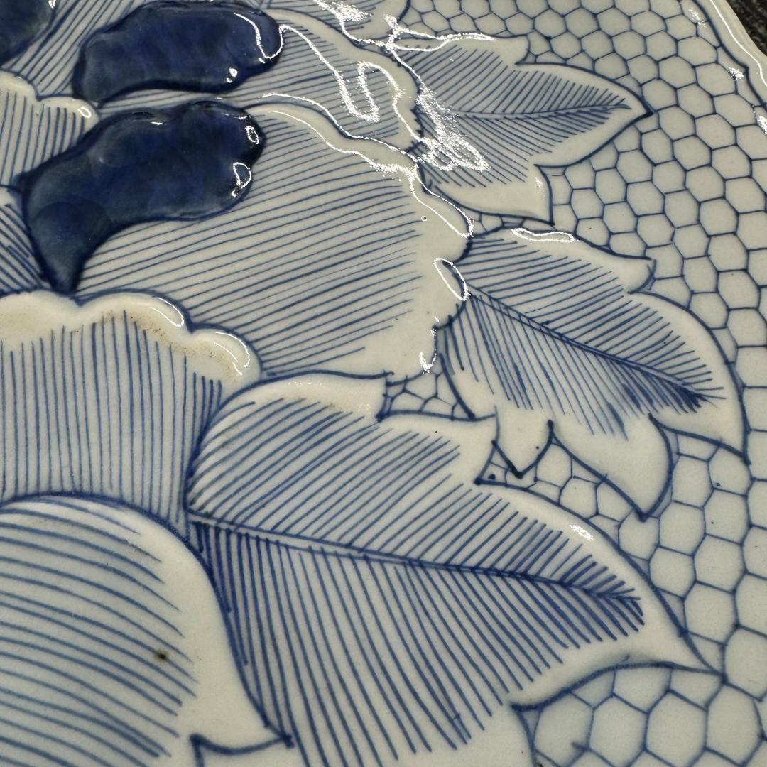 古伊万里 染付 牡丹 浮彫 唐草 大皿　 骨董品45CM