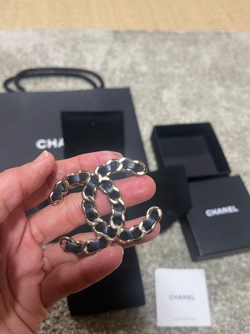 シャネル ココマーク チェーン ブローチ レザー (