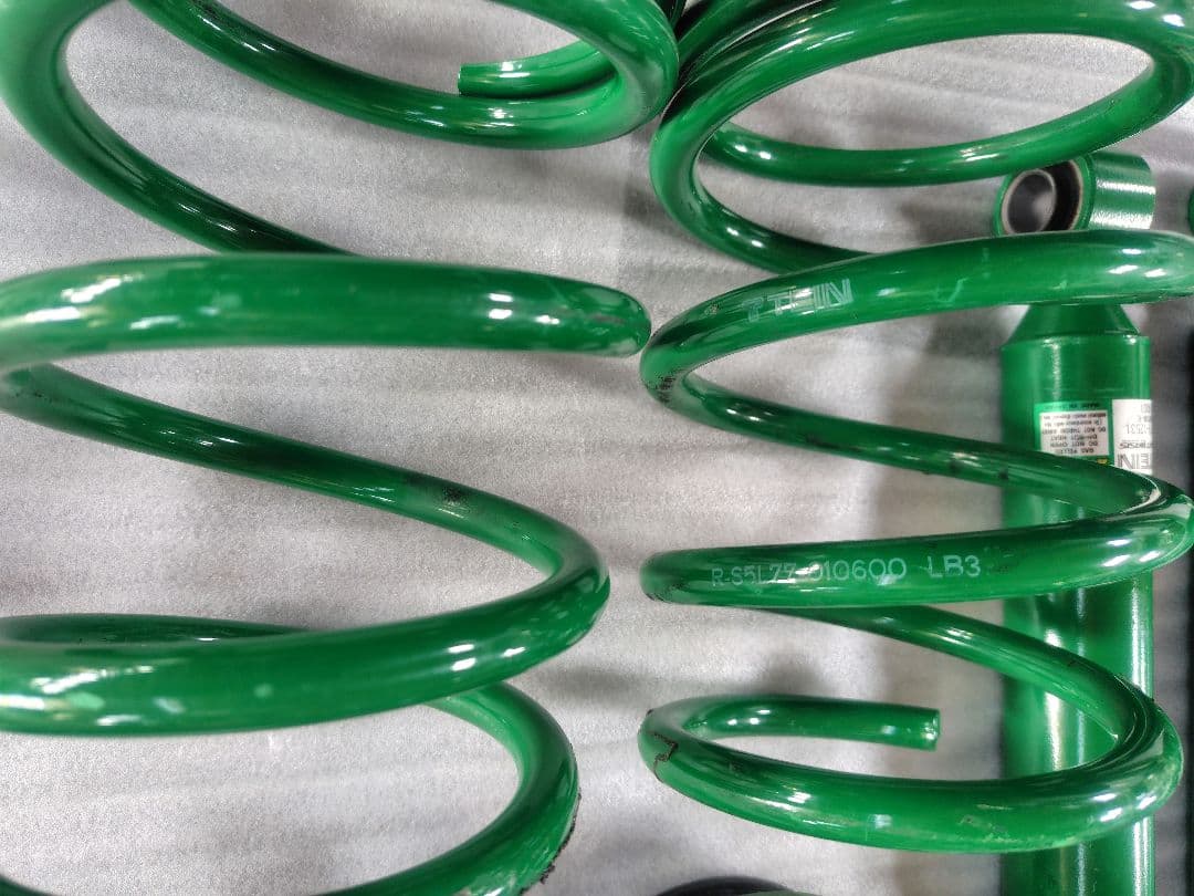 トヨタ　アイシス　車高調