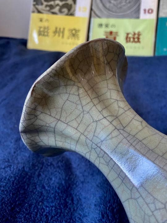 中国古美術品、宋代官窑瓷器、金丝铁线。高约24厘米。