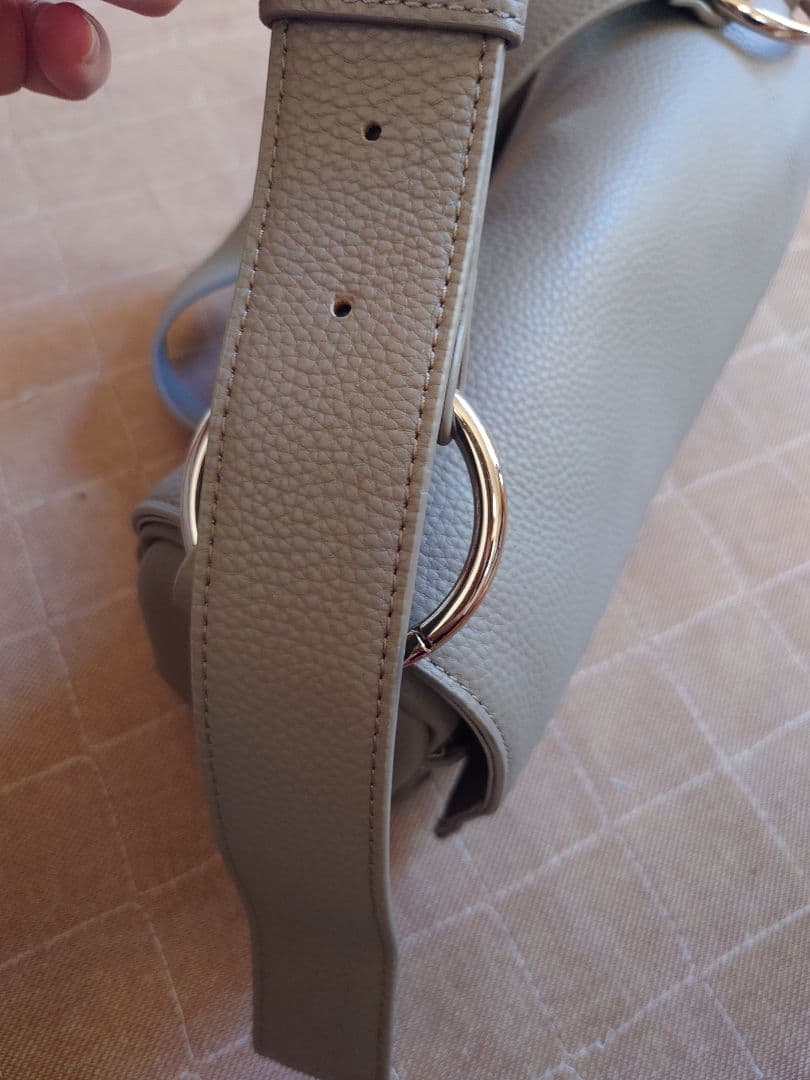 BEARDSLEY レザーボディバッグ　TAUPE