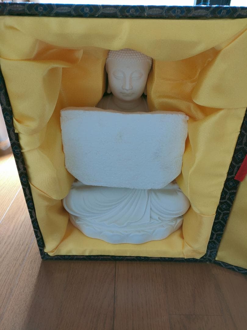白い　陶器　仏像