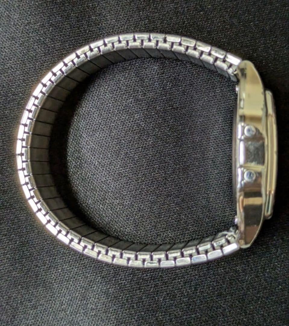 モス　Supreme x Timex Digital Watch