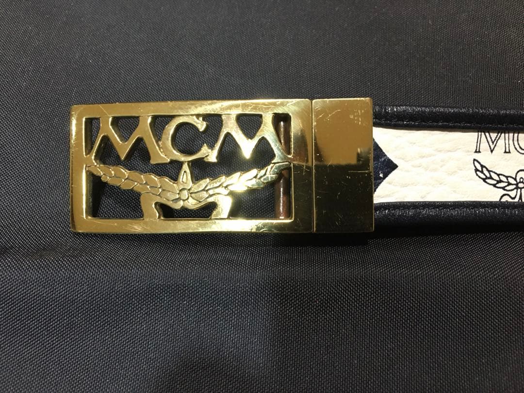 MCMのロゴ入りベルト