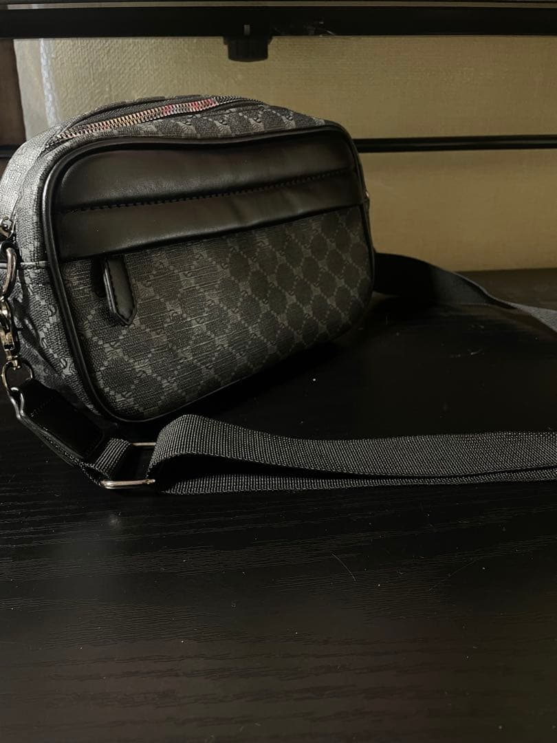 「GUCCI」スモール クロスボディバッグ　ショルダーバック　グレー