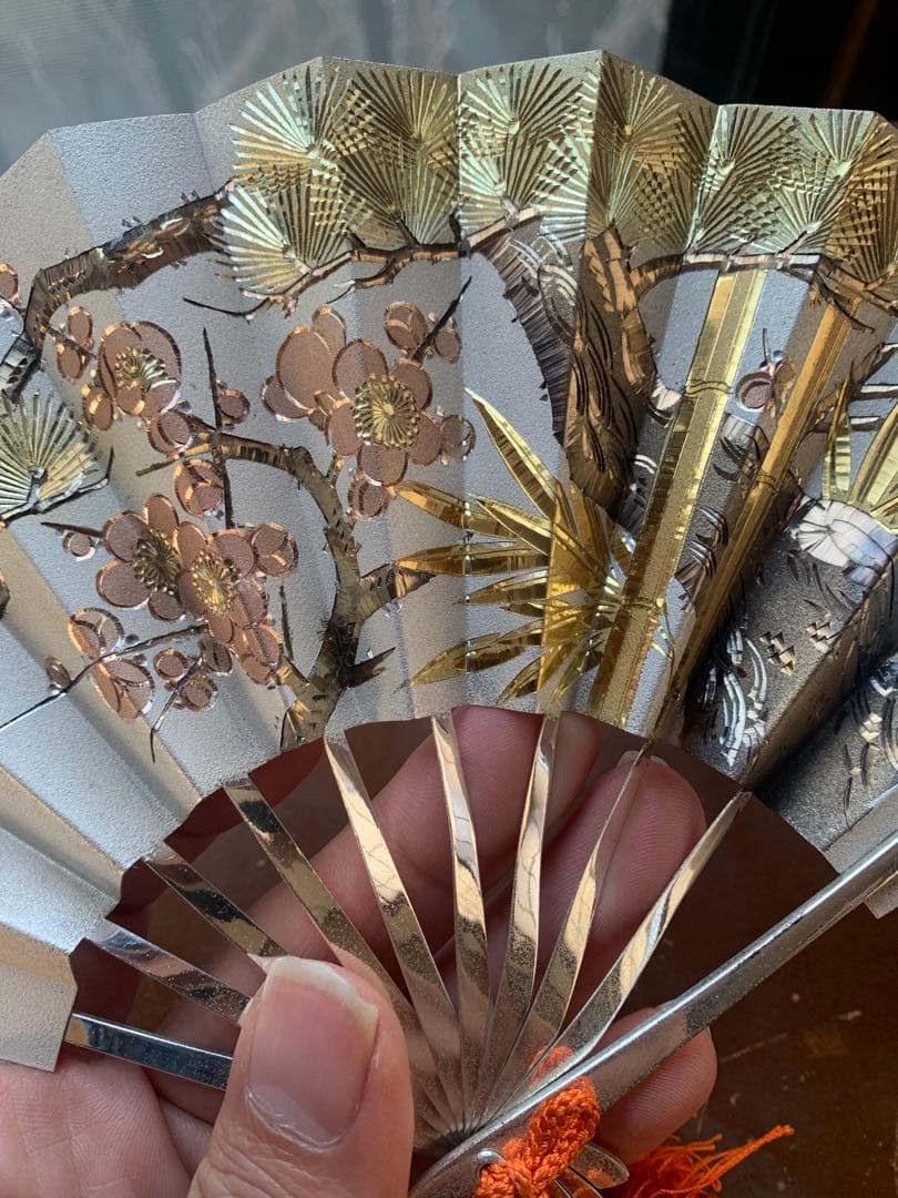 銀製　金箔 純銀製装飾の扇子 梅と松のデザイン 約99g 秀光作
