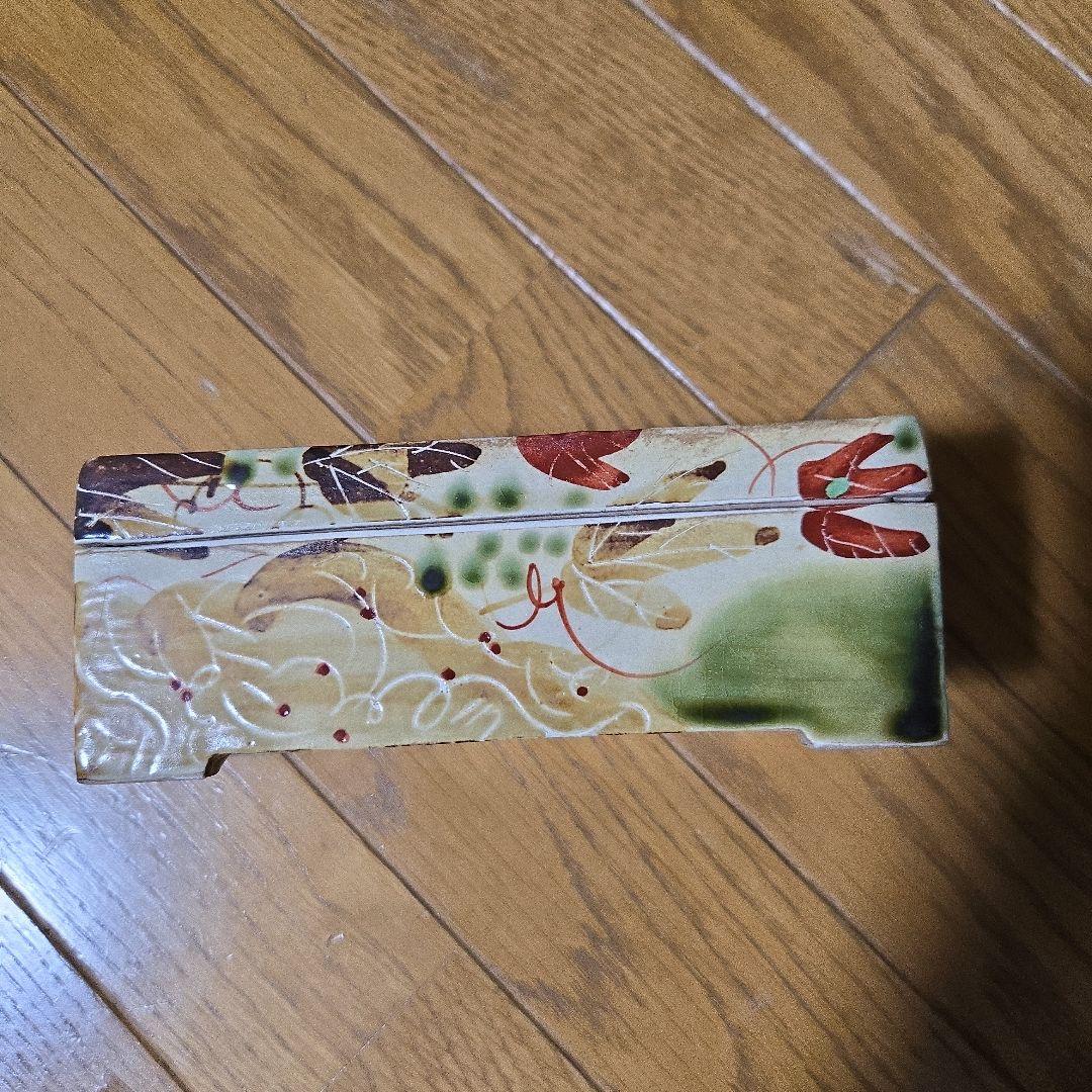 紅葉模様の陶器の箱　一部かけあり