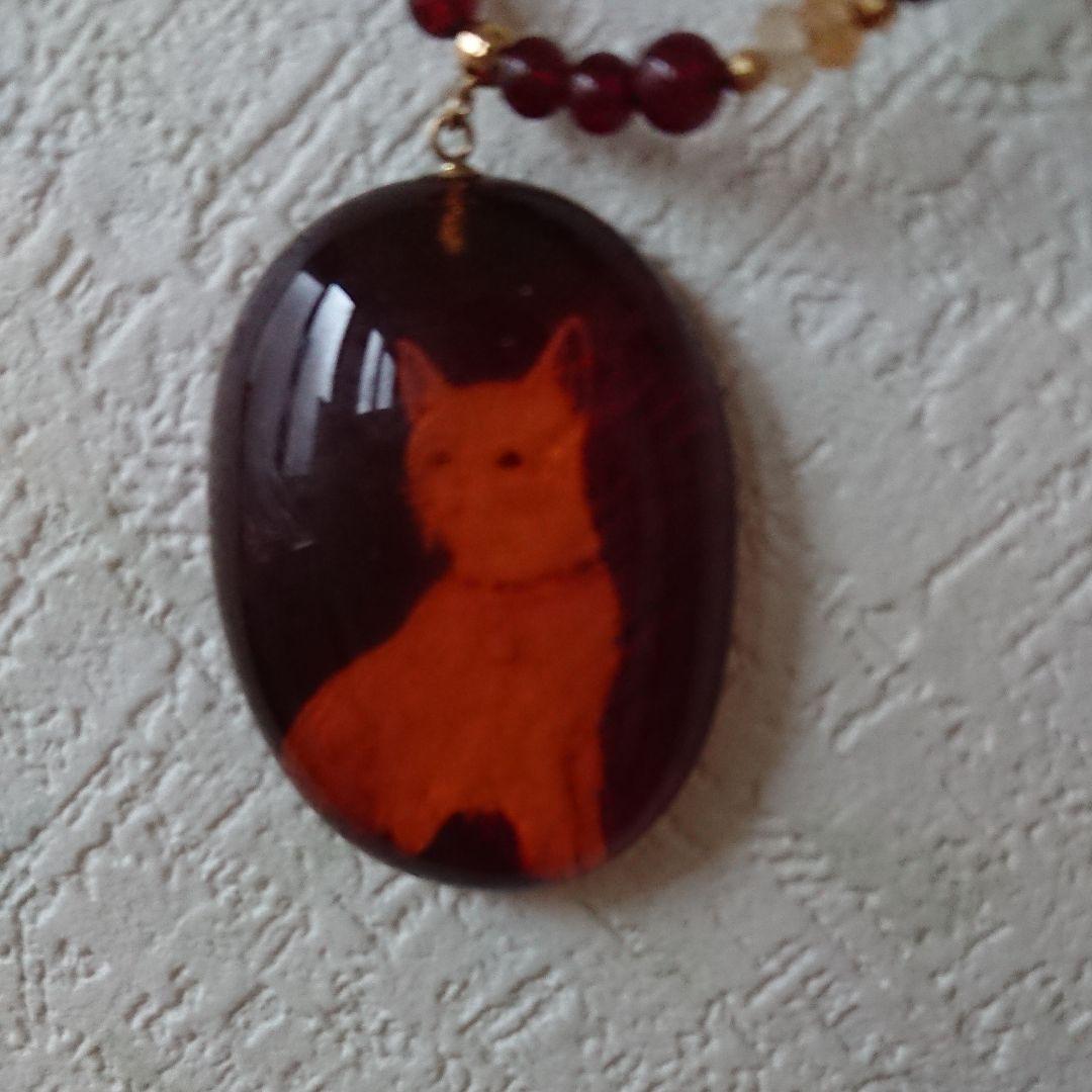 琥珀のネックレスに猫が描いている可愛いネックレス留め金はシルバー新品で非売品です