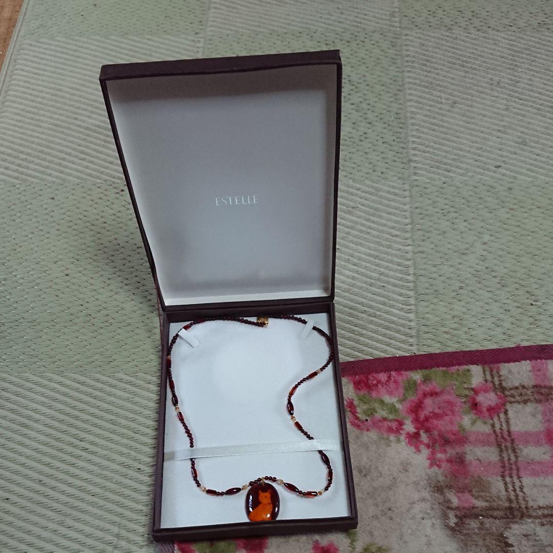 琥珀のネックレスに猫が描いている可愛いネックレス留め金はシルバー新品で非売品です