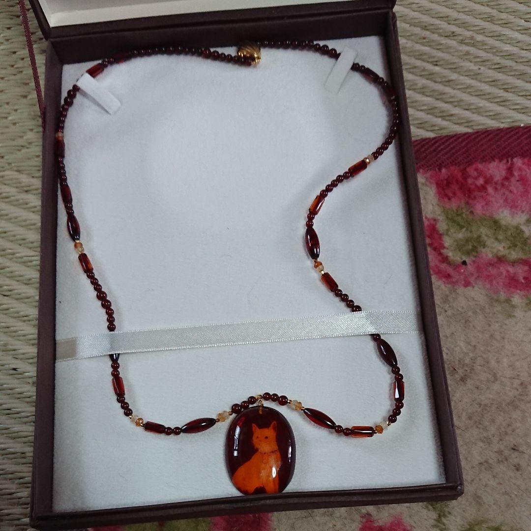 琥珀のネックレスに猫が描いている可愛いネックレス留め金はシルバー新品で非売品です