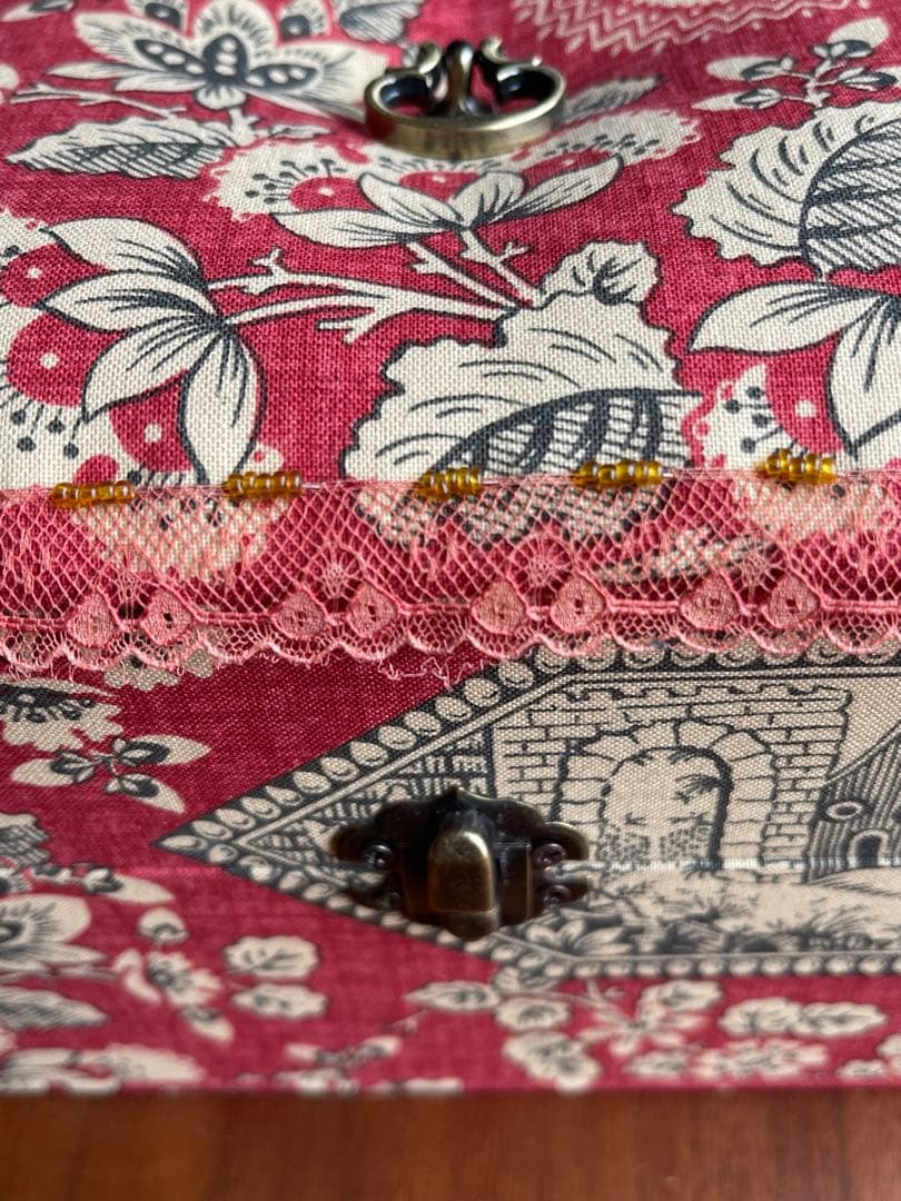 カルトナージュ裁縫箱(中)イギリス生地　アンティークレースとビーズ