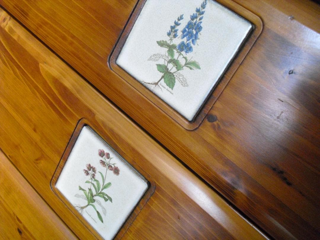 大型４段８杯チェスト☆綺麗な杢目・クラシカルな花タイル貼☆サイドボード・テレビ台