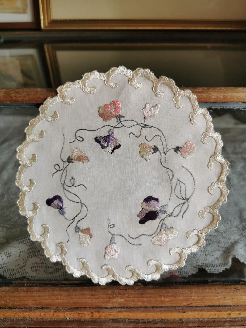 アンティーク ソサイエティシルク手刺繍 スィートピー 菫 スカラップドイリー