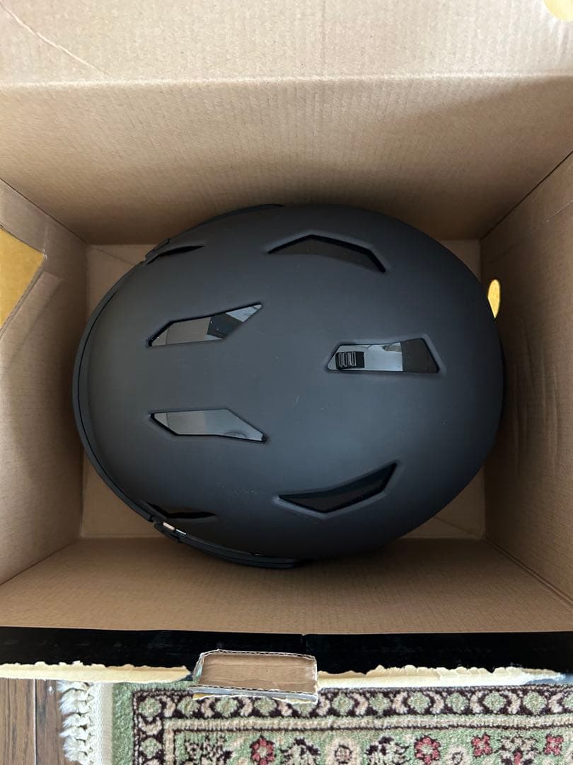 SALOMON スキー・スノーボード　バイザー付ヘルメット　サイズM　箱潰れ有
