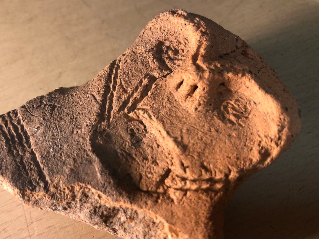 「板状土偶の破片」です…。