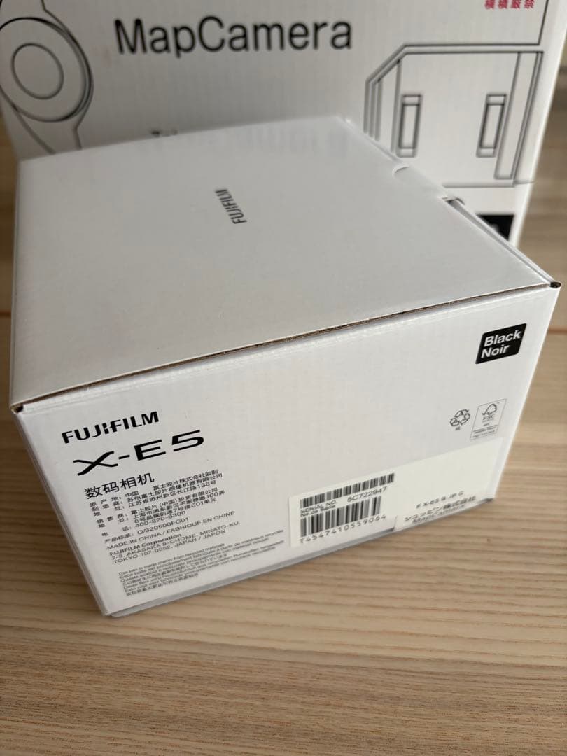 FUJIFILM X-E5 ブラック 室内試写のみ、サムグリップ付き。