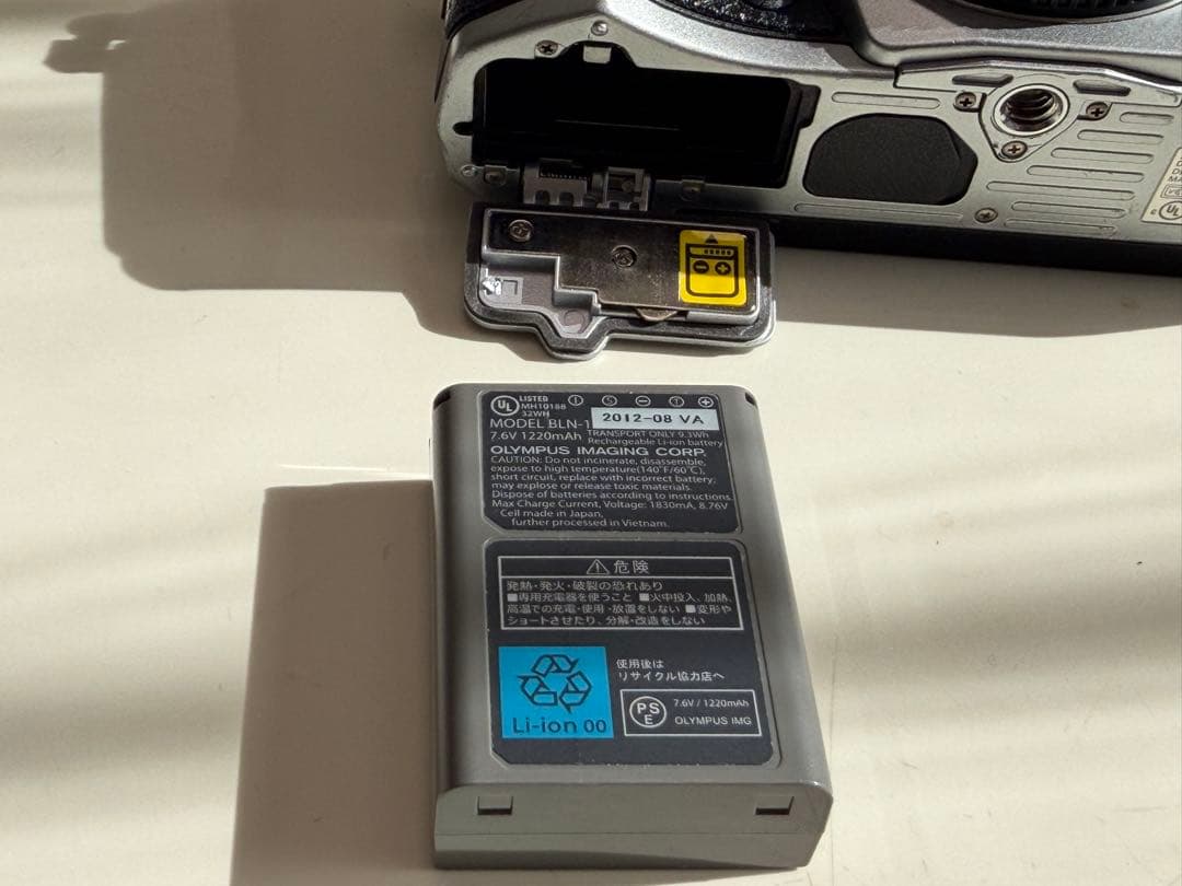 OLYMPUS OM-D E-M5 Mark ⅱ シルバー（予備バッテリー付）