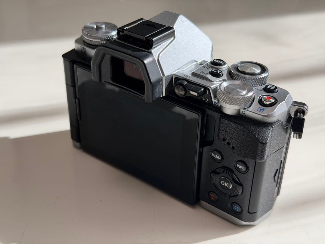 OLYMPUS OM-D E-M5 Mark ⅱ シルバー（予備バッテリー付）