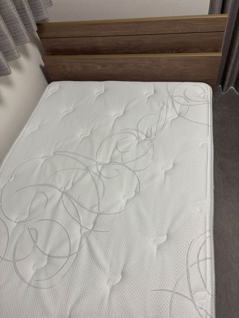 Rucci【正規品・美品・ほぼ未使用】シモンズ　マットレスベッドフレーム