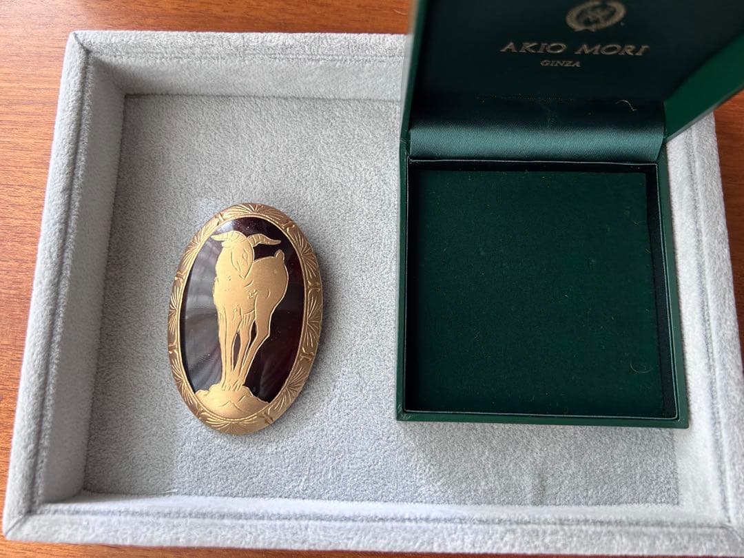 サ*ー様 【美品】アキオモリ　ブローチ　樹脂に金彩のブローチ