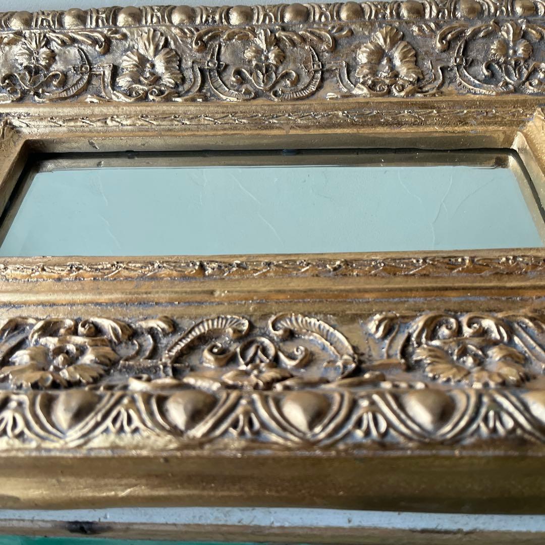 装飾的な金色の壁掛け鏡　アンティーク　ウォール　ミラー　金色