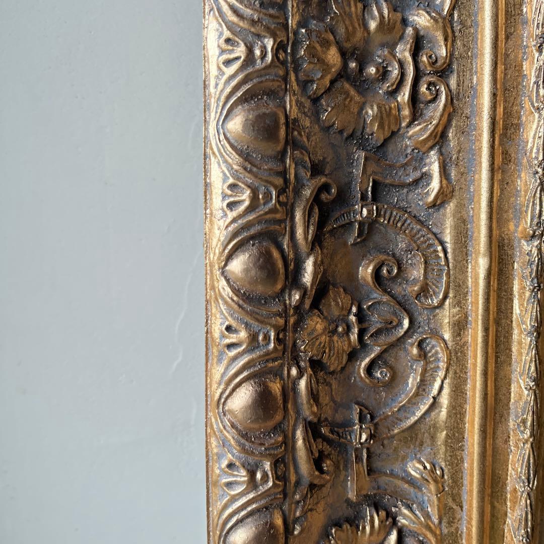 装飾的な金色の壁掛け鏡　アンティーク　ウォール　ミラー　金色