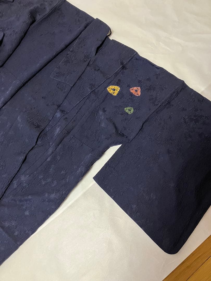 ちりめん紺色 着物 後ろ姿が印象的　未使用しつけ糸付き