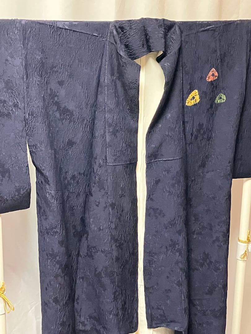 ちりめん紺色 着物 後ろ姿が印象的　未使用しつけ糸付き