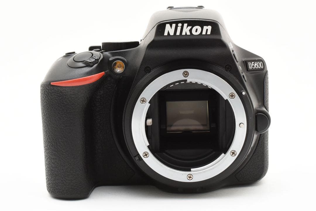 美品　Nikon D5600 ダブルズームセット　Wi-Fi搭載