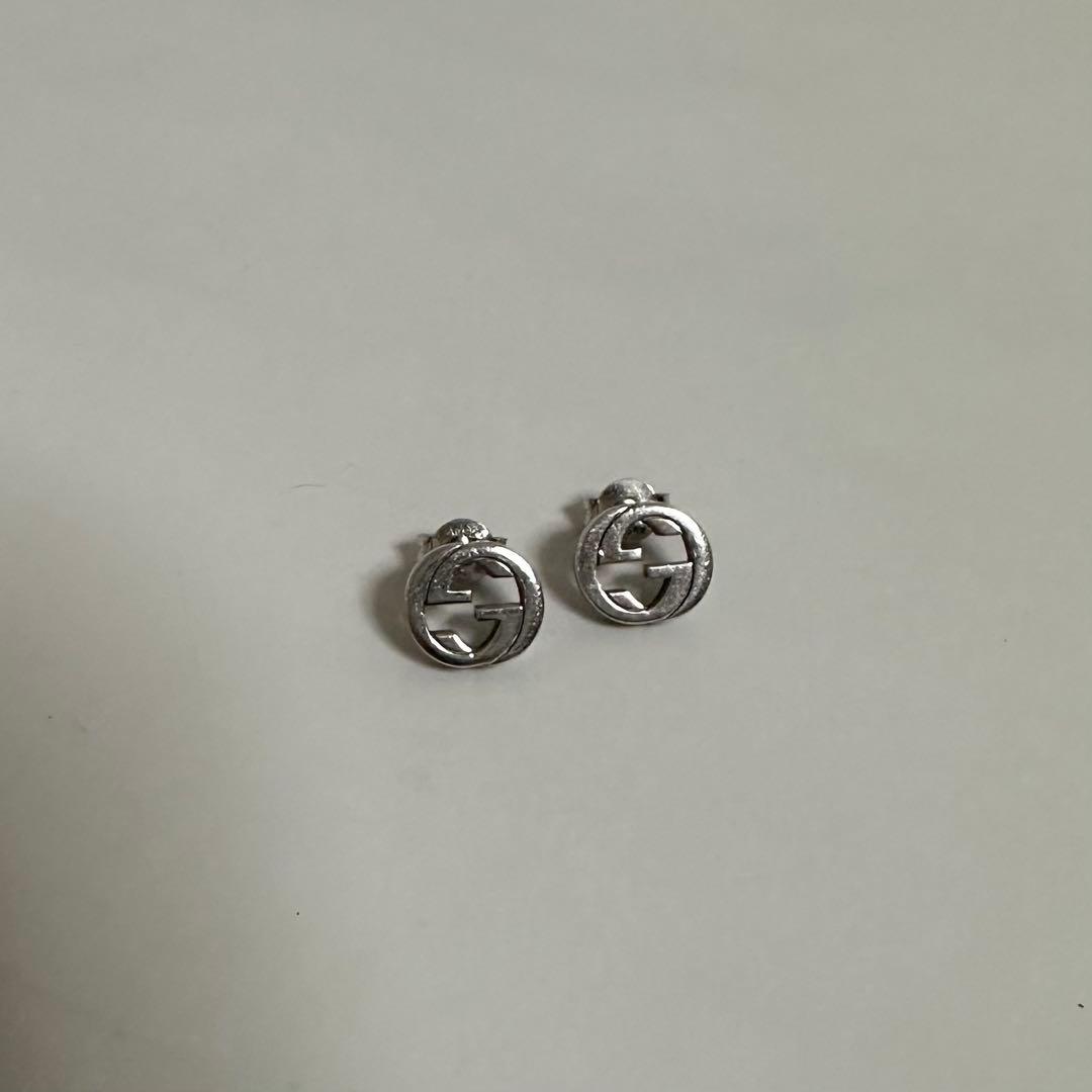 【片方購入歓迎】GUCCI シルバー スタッドピアス ロゴ入り