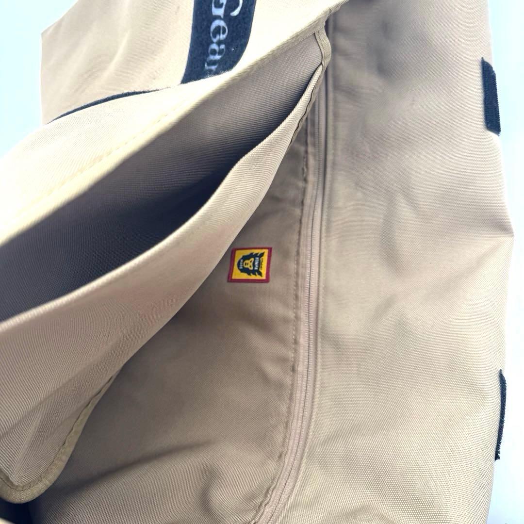 ヒューマンメイド　ガールズドントクライ　メッセンジャーバッグ ベージュ　中古良品