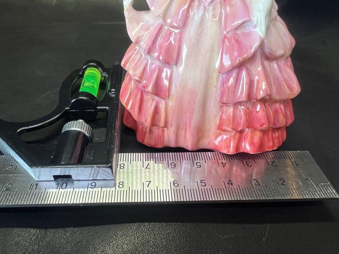 ピンク系陶器製少女像